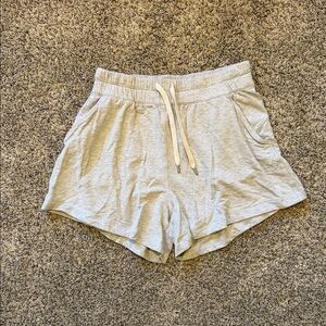Lululemon women’s Mellow In High rise short 4.5”